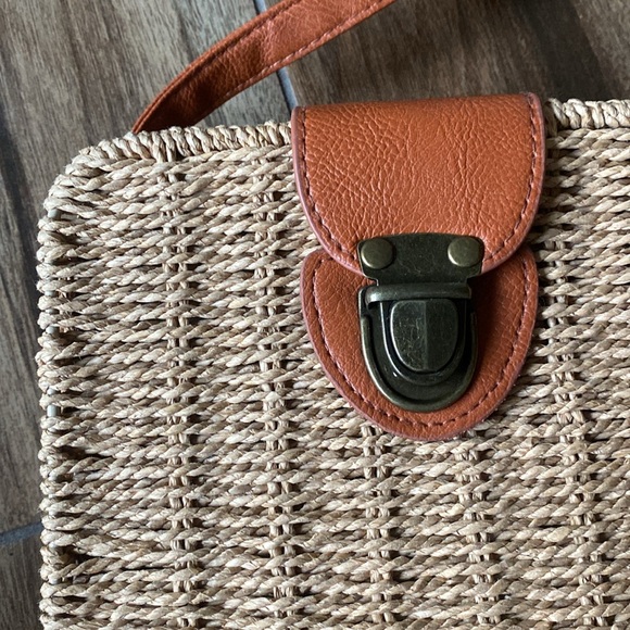 🎀Adorable Tan Woven Crossbody Bag! - Picture 2 of 10